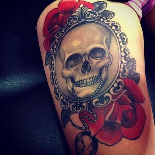 Tatuaje Calavera y Flores