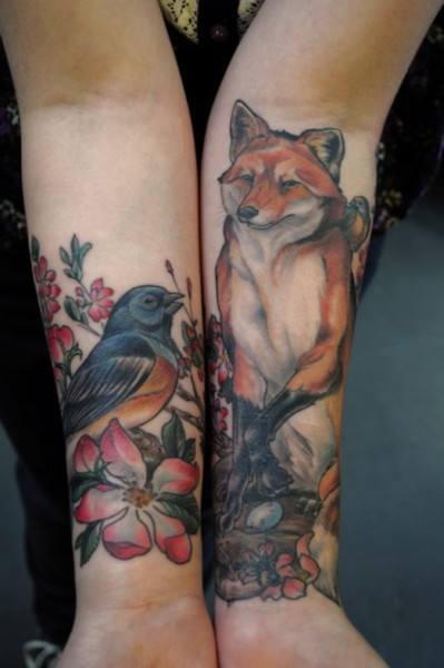 Zorro y pájaro entre flores