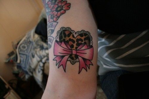 Corazón de leopardo con moño