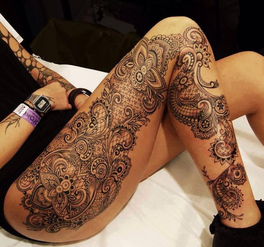 Tatuaje Flores Ornamentales en la Pierna