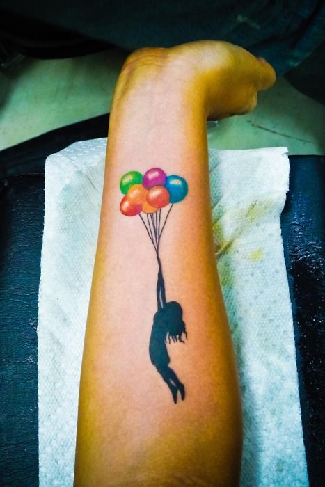 Mujer volando en globos