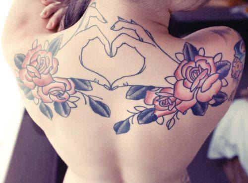 Manos que forman un corazón y rosas