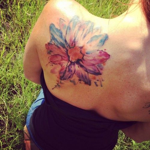 Flor pintada como con acuarelas