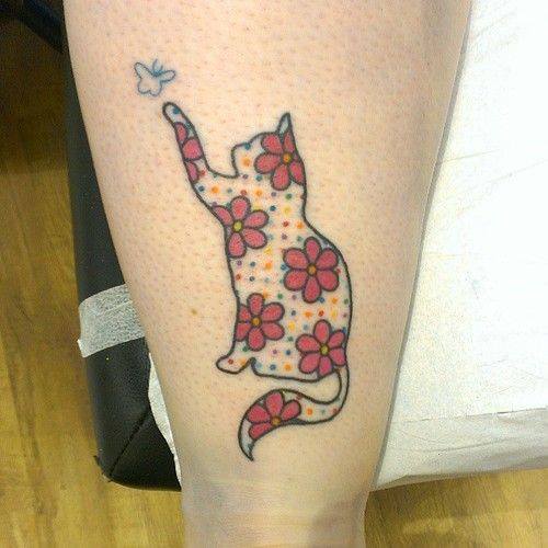 Gato tocando mariposa