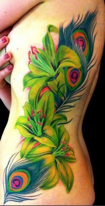 Plumas de Pavo Real y Flores Verdes