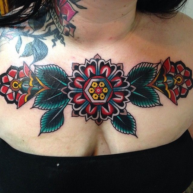 Tres flores mandalas con hojas