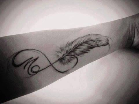 Infinito, Pluma e Iniciales
