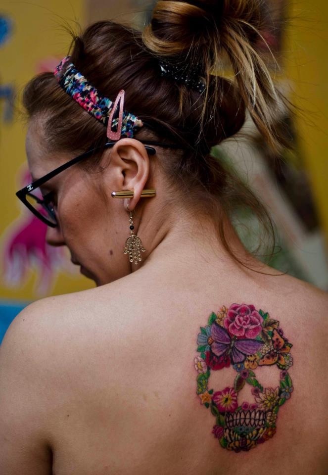 Calavera de flores y mariposas