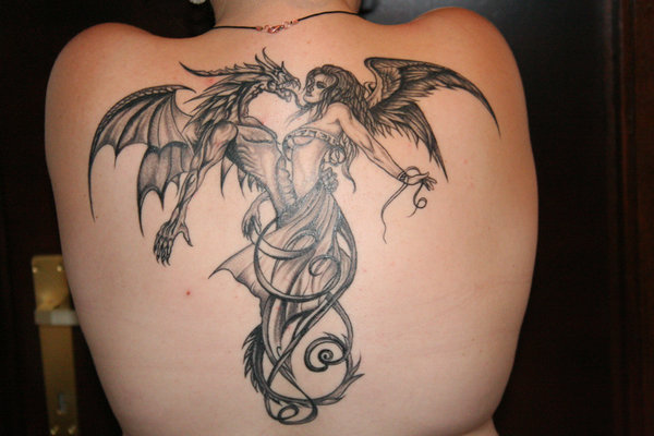 Dragón y Chica enlazados