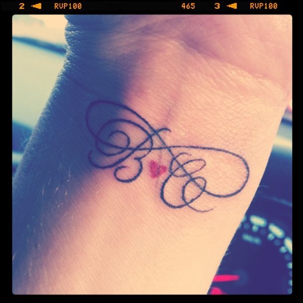 Infinito, Iniciales y Corazón