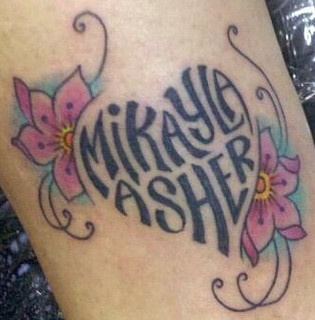 Nombre Hijo con forma de corazón y flores