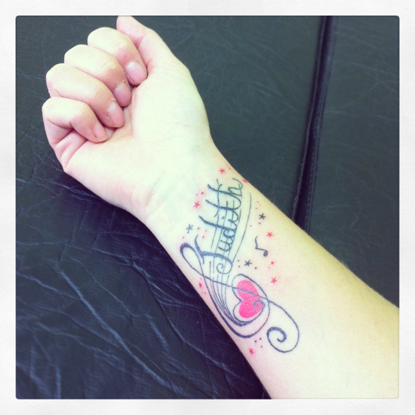 Clave de Sol, Nombre, Corazón y Estrellas