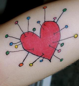 Corazón con Alfileres