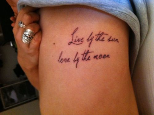 Frase: Live by the sun. Love by the moon