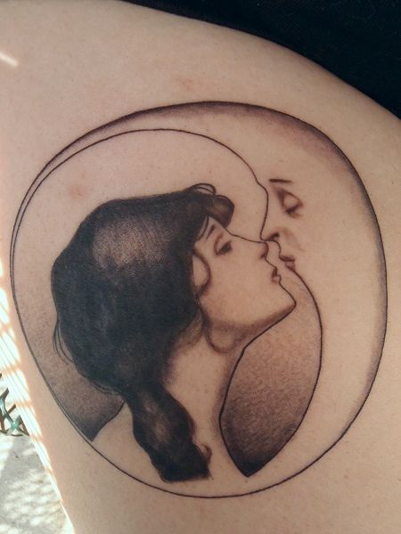 Mujer besando la luna