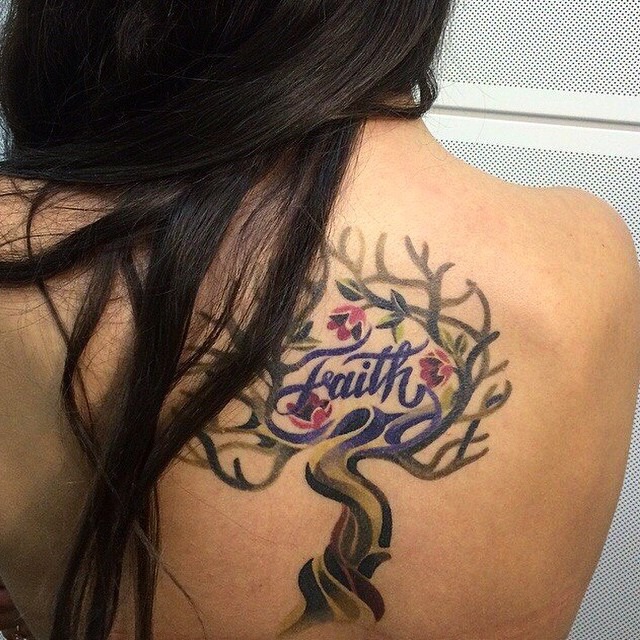 Árbol con Flores y Frase: Faith by Sasha Unisex