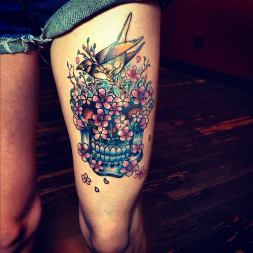 Calavera, Flores y Ave