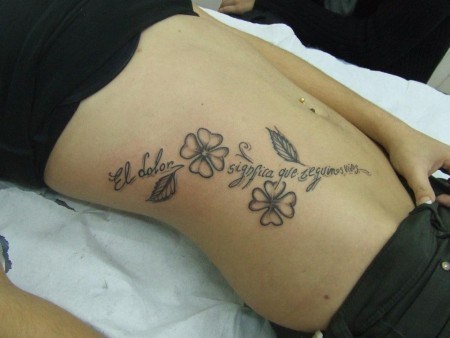Frase: El dolor significa que seguimos vivos y Flores