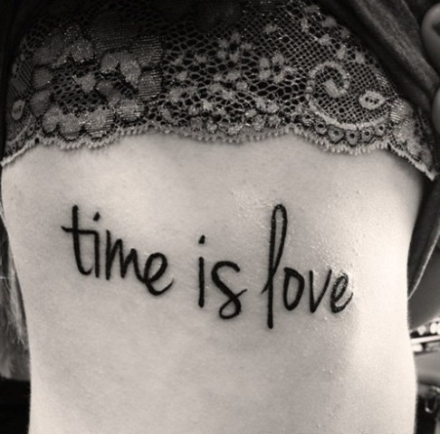 Frase: Time Is Love