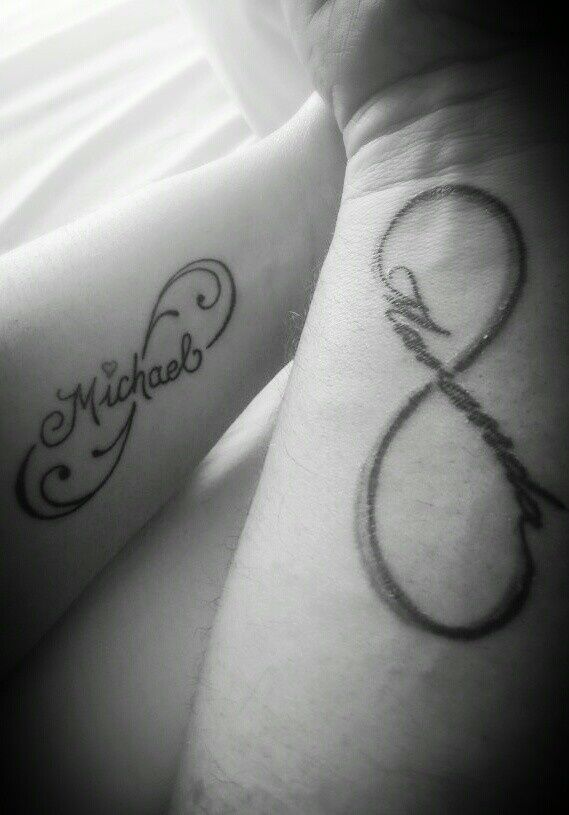 Signo Infinito con Nombre de la Pareja