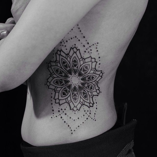 Mandala Flor y Puntos - Tatuajes para Mujeres Mandala Flor y Puntos - Tatuajes para Mujeres