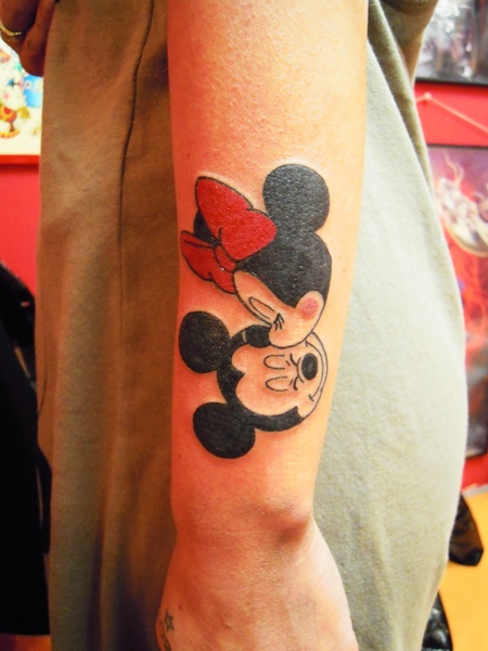 Minnie besando a Mickey Mouse
