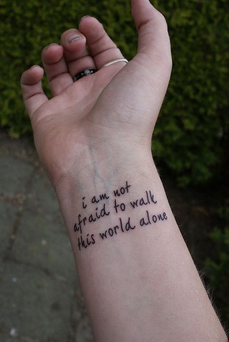 Frase: I am not afraid to walk this world alone