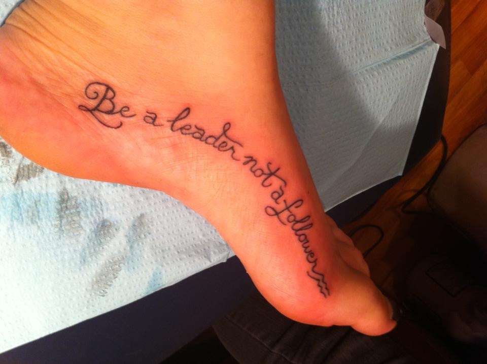 Frase: Be a leader not a follower