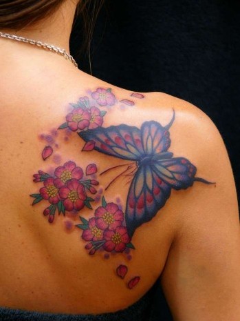 Mariposa Azul con Flores
