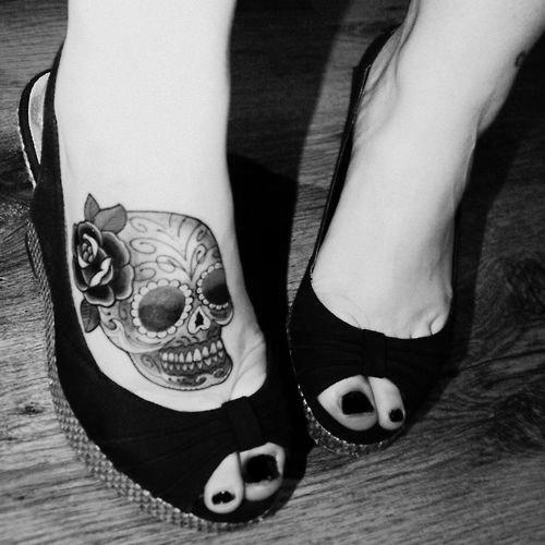 Calavera con Flor de Rosa