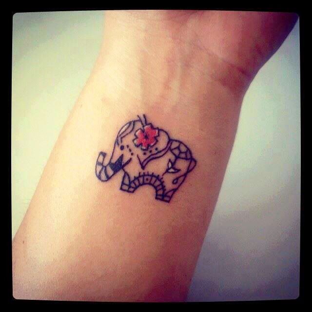 Elefante pequeño con Flor Rosa