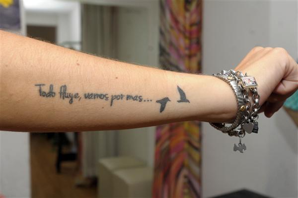 Frase: Todo fluye, vamos por más y Aves volando