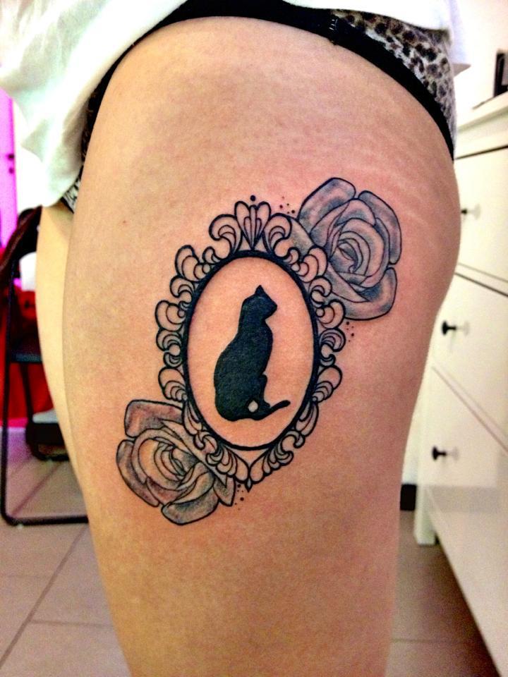 Gato dentro de Marco con Flores Rosas by Miss Juliet