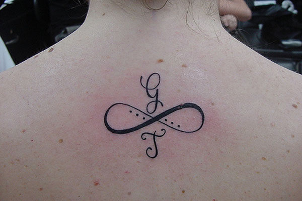Signo Infinito con Inicial de Nombres Tatuajes para Mujeres