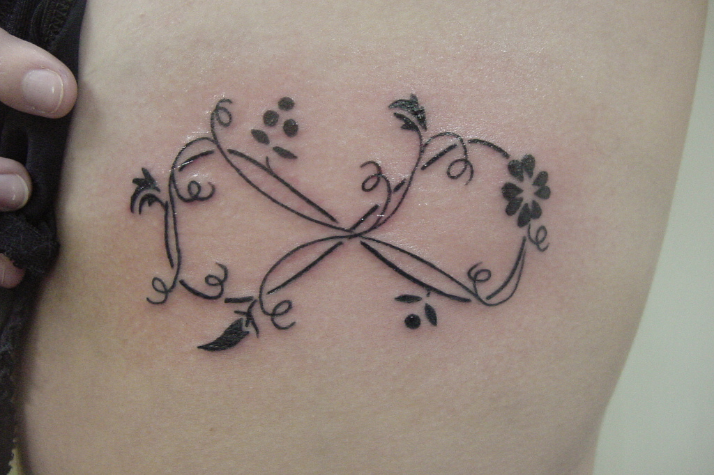 Signo Infinito formado por Plantas y Flor