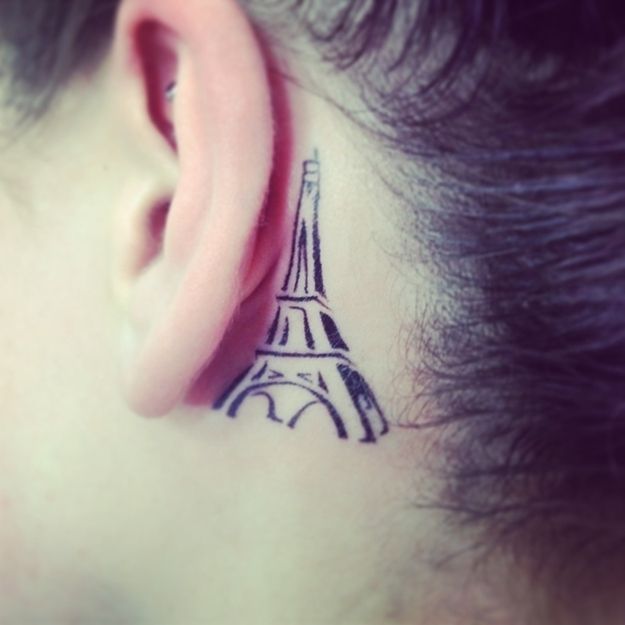 Torre Eiffel detrás de oreja