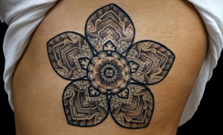 Flor Mandala en Costillas