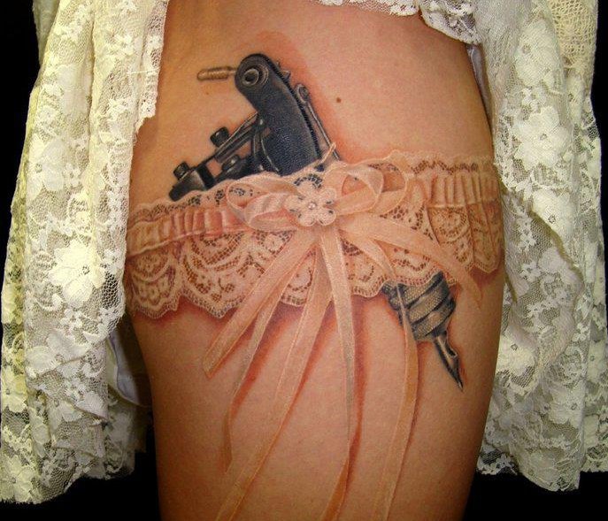 Liga de Encaje con lazo y Máquina de Tatuar