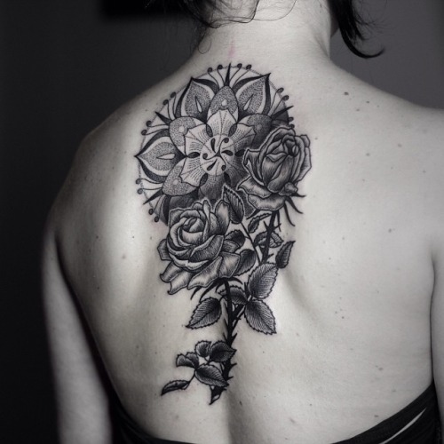 Mandala y Flores Rosas by Alice Carrier