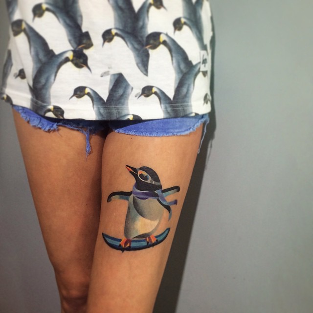 Pingüino surfeando by Sasha Unisex
