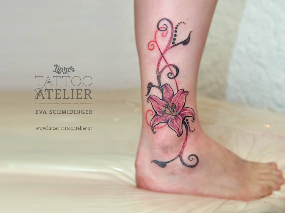 Flor en Puntillismo by Eva Schmidinger