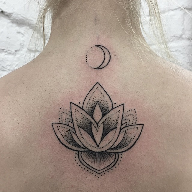 Flor de Loto y Luna by Sashatattooing