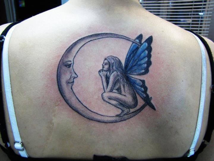 Hada mirando la Luna