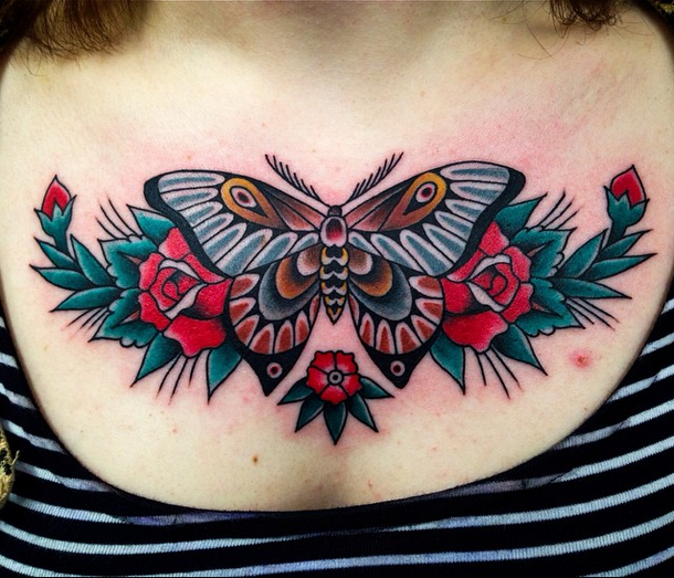 Mariposa entre Flores Rojas by Andrea Giulimondi