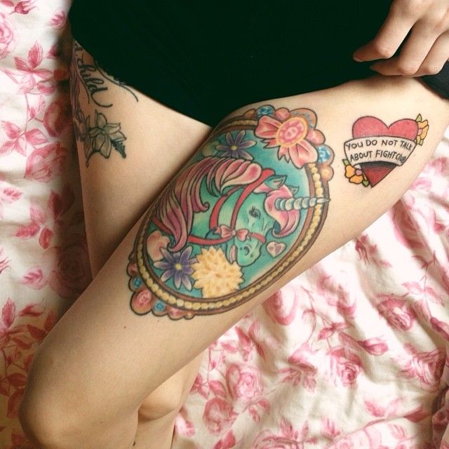 Unicornio entre Flores