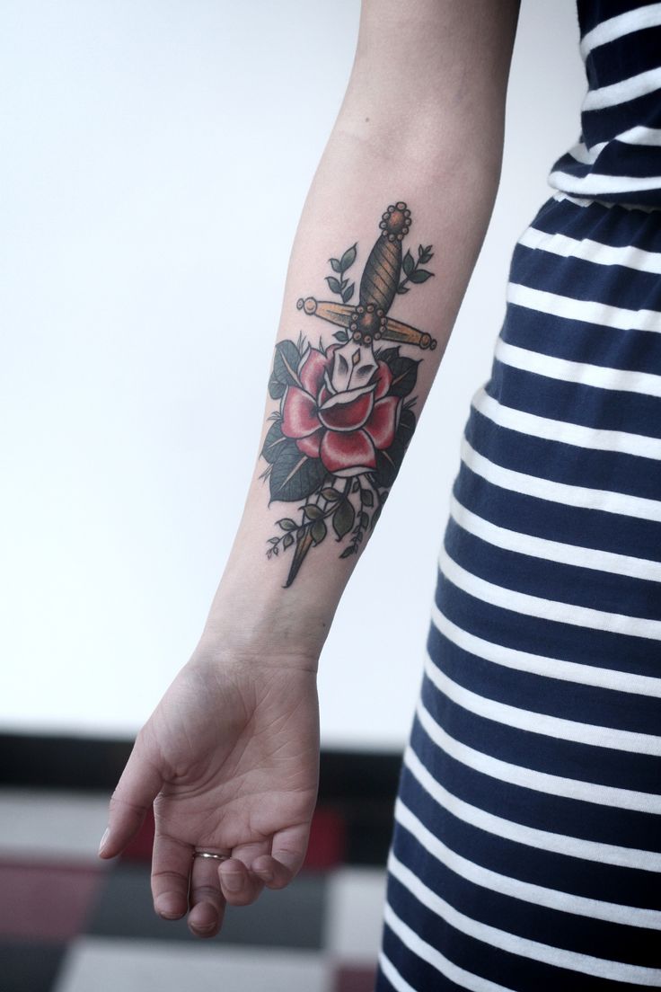 Flor atravesada por Espada by Alice Carrier