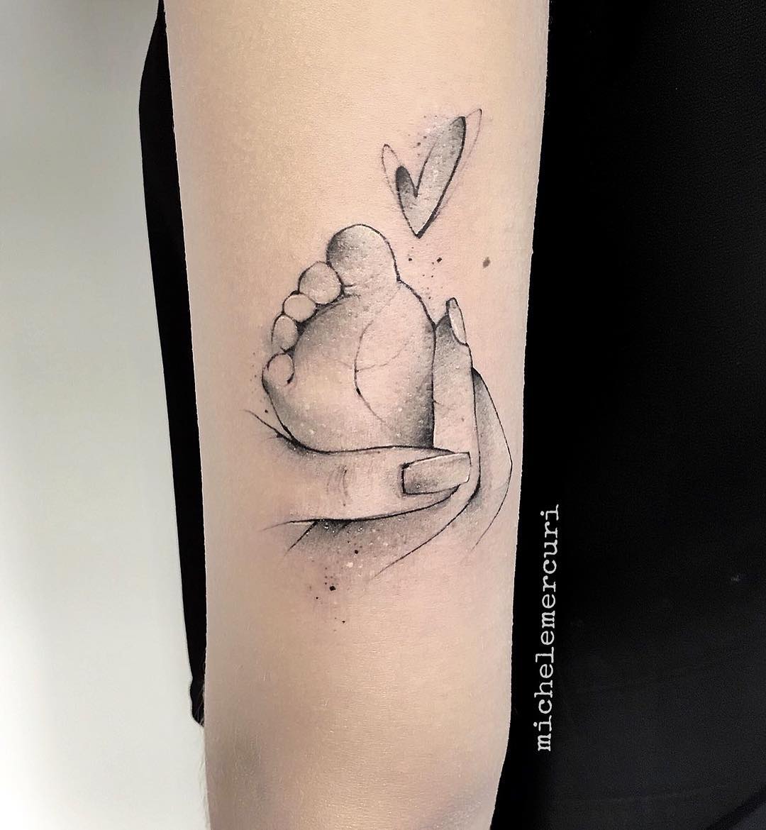 Tatuaje: Mano de mamá sosteniendo piecito de su hijo por Michele Mercuri -  Tatuajes para Mujeres