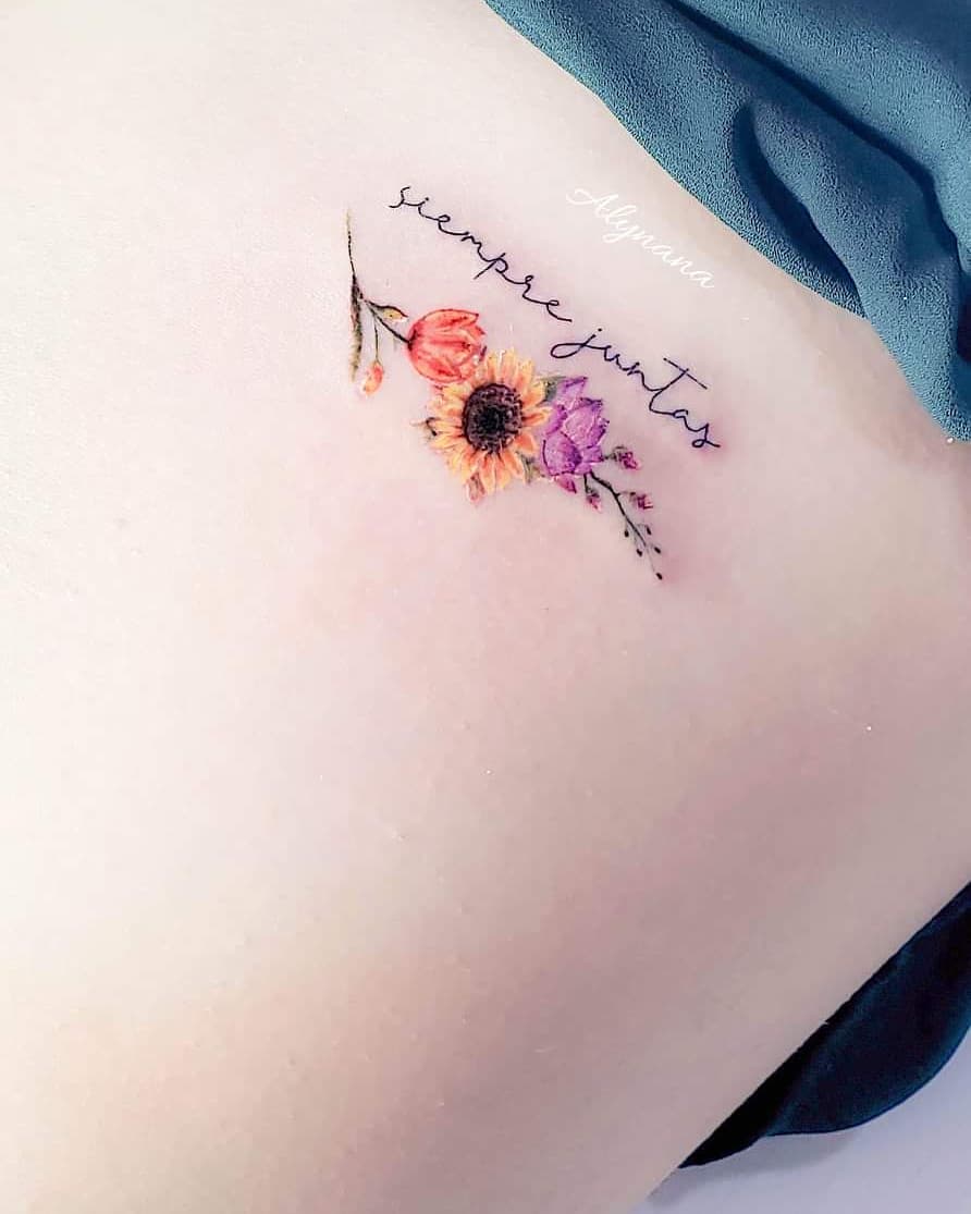 Tatuaje Frase Siempre juntas con flores por Alynana Tattoos