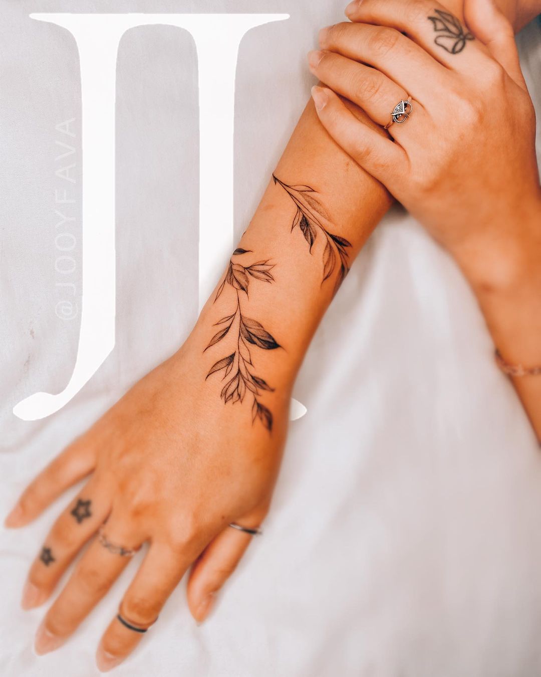 Tatuaje Enredadera de Hojas por Jooy Fava Tatuajes para Mujeres