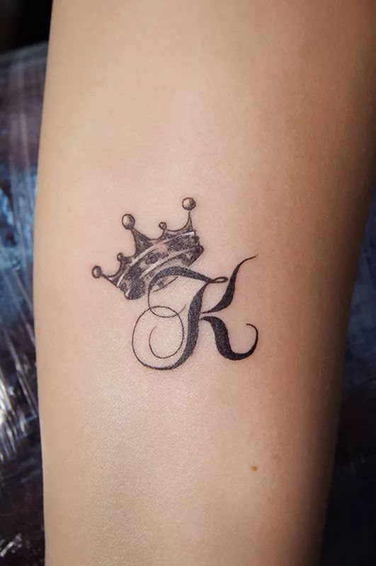 Inicial y corona - Tatuajes para Mujeres